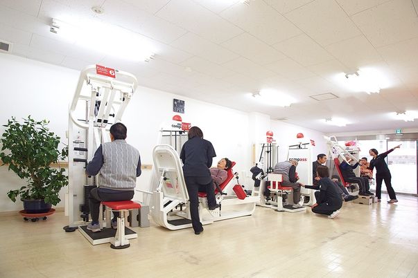 運動機器を使う人々の機能訓練室