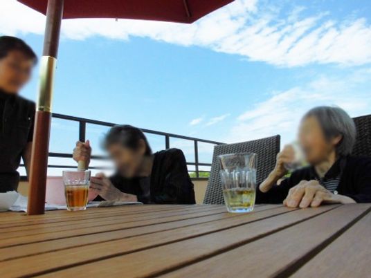 屋外での交流の様子