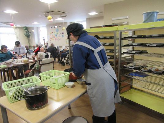 スタッフが業務を行う様子