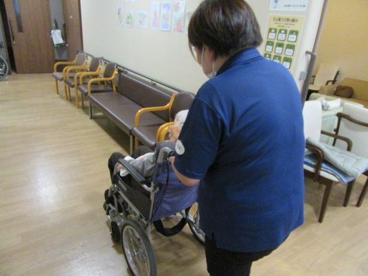 職員の介護作業風景