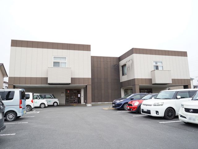 現代的な建物の外観 外観 広々とした駐車場があり、アクセスしやすいモダンな建物です。安心してご勤務いただける環境を整えています。
