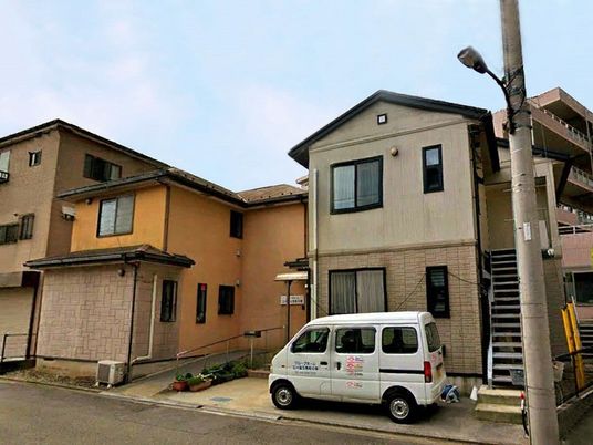 建物外観と車両