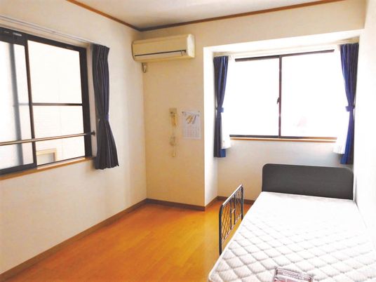 落ち着いた色の居室