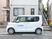 白い車両が駐車している場面