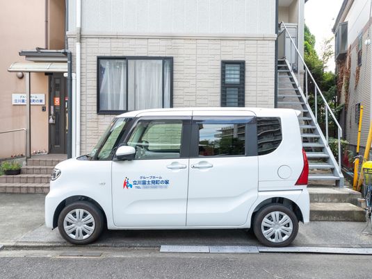 白い車両が駐車している場面