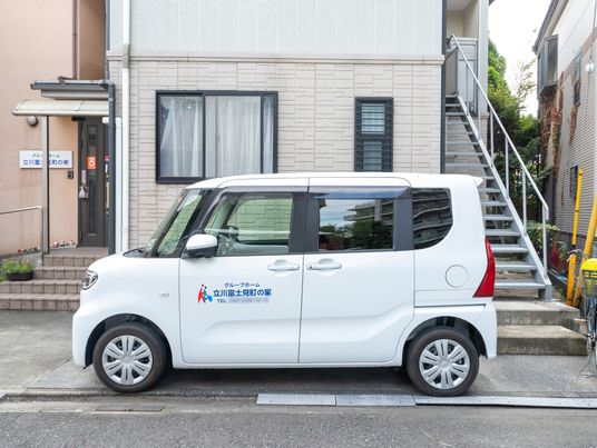白い車両が駐車している場面
