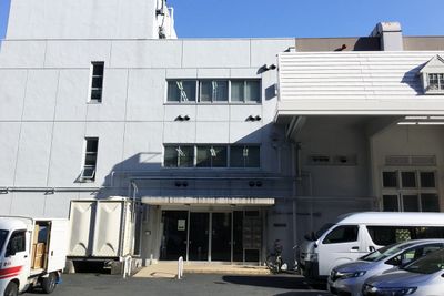 駐車スペースと建物外観
