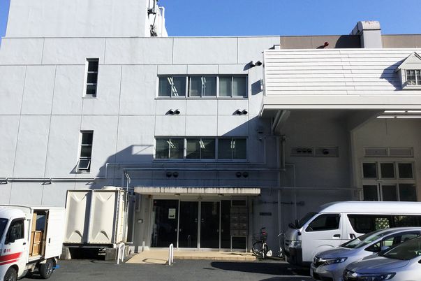 駐車スペースと建物外観