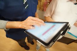 タブレットを操作する手