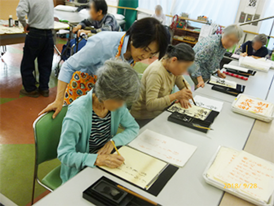 書道を学ぶ様子