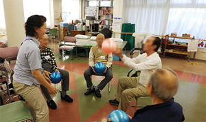 体操を楽しむ人々の様子