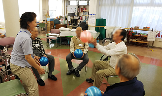 体操を楽しむ人々の様子