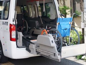 車椅子対応の送迎車の後部  