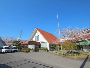 桜並木のある外観  