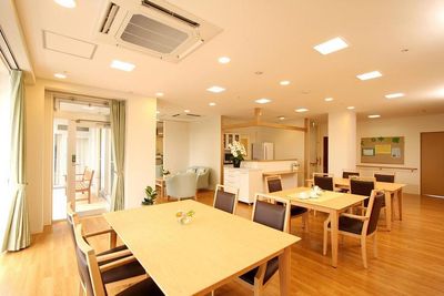 明るい共用ダイニング