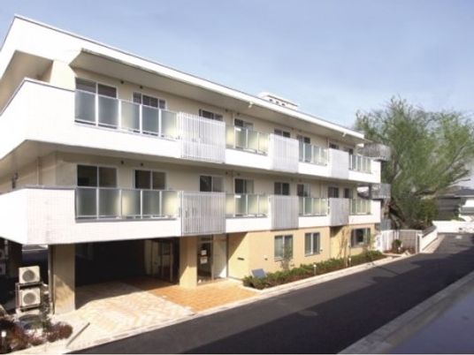 白とベージュの明るい外観