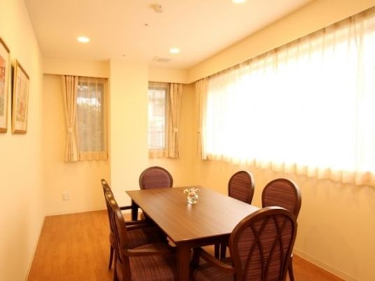 暖かい印象の食堂