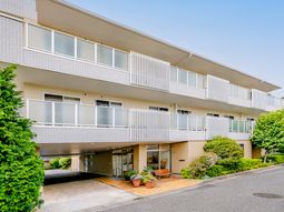 明るい外観の建物
