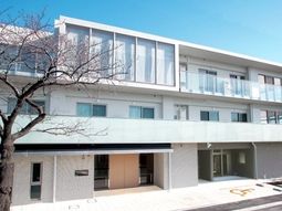 清潔感のある白い建物
