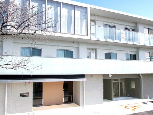 モダンな建物のエントランス