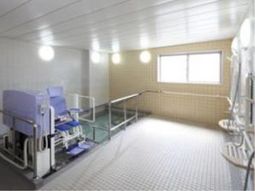 明るい照明の機能訓練室