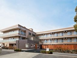 明るい外観の建物
