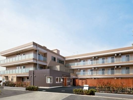 明るい外観の建物