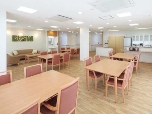 広々とした明るいダイニング