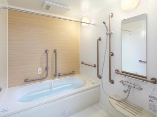 バリアフリー設計の浴室