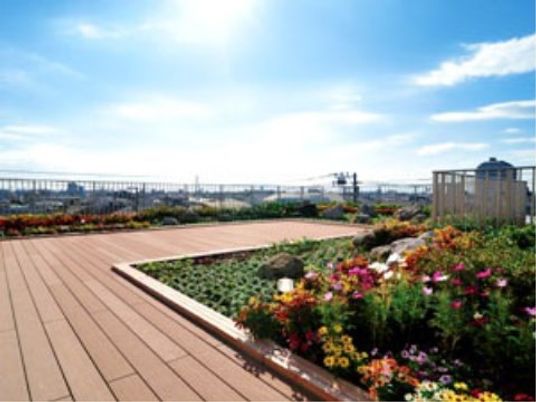 中庭の花壇と遊歩道