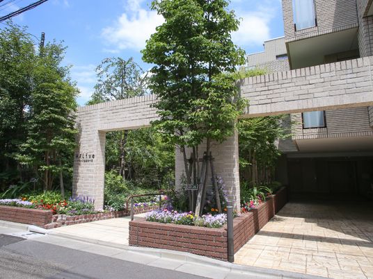 緑あふれる建物エントランス
