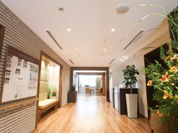 明るい廊下と掲示物