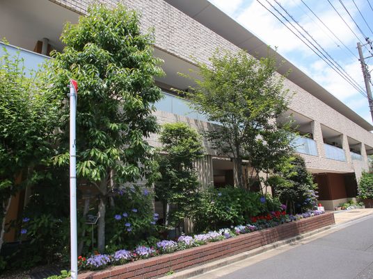 緑豊かな外観ビュー