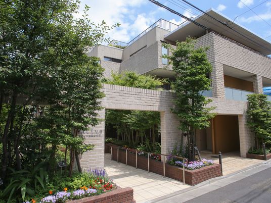 明るい外観の建物