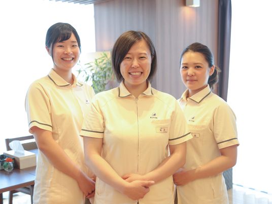スタッフの笑顔の集合