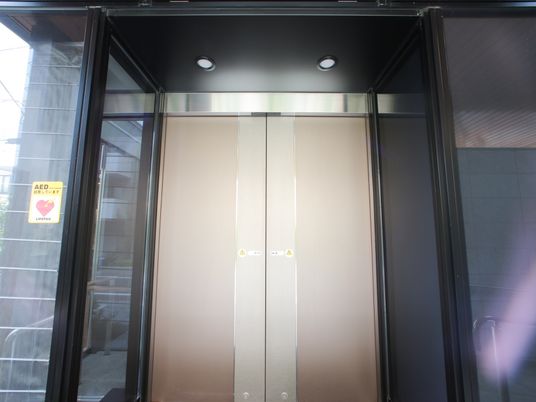 金色のエレベーターの扉