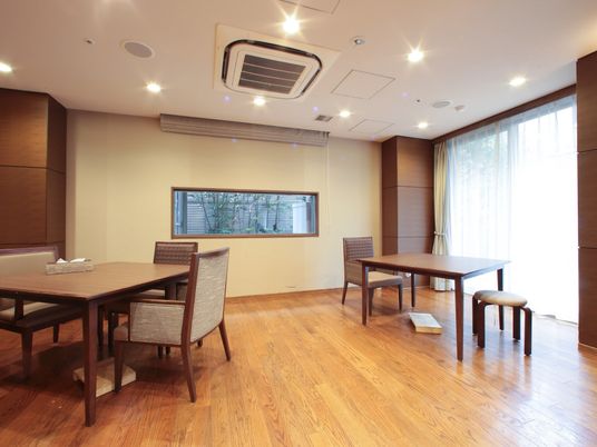 広々とした食堂の空間