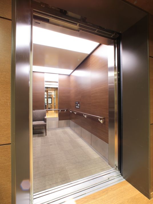 モダンなエントランス