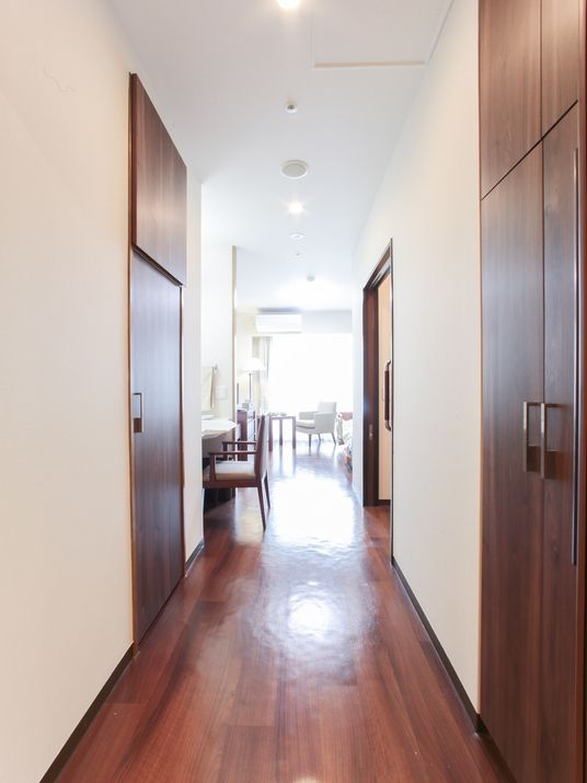 明るい廊下の木製ドア