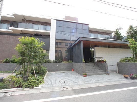 モダンな建物のエントランス