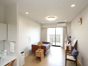 明るい居室の一角