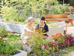 中庭で植物と触れ合う人たち