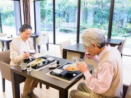 明るい食堂の食事風景