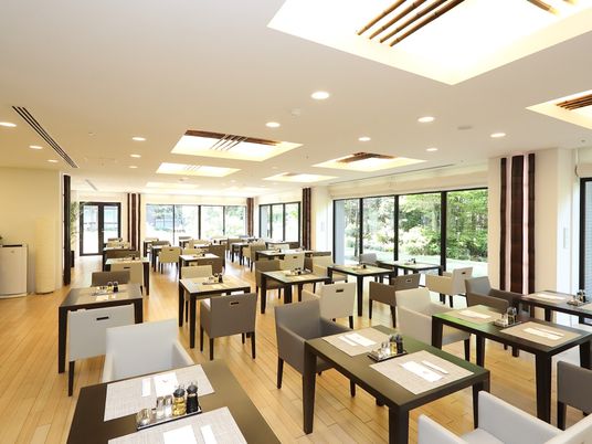 明るい食堂の一景