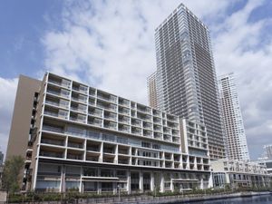 高層ビルと併設施設