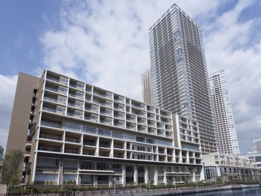 高層ビルと併設施設