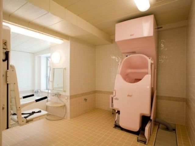バリアフリー設計の浴室 介護浴設備 ゆとりのスペースを持つ清潔感のあふれる浴室で、入浴介助も行いやすい環境が整っています。安全かつ快適にご利用いただけるよう配慮されています。