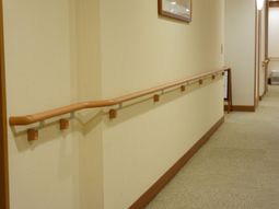 廊下に手すりが備えられている