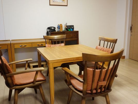 和やかなダイニングテーブル