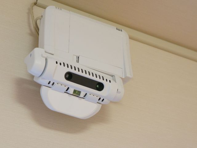 壁に取り付けられたエアコン 防犯カメラ 廊下や居室に備え付けられたエアコンは季節を問わず快適な環境を提供します。安心して日々の業務に集中していただける職場です。